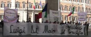 Copertina di Montecitorio, i pentastellati romeni srotolano lo striscione “Di Maio presidente del Consiglio”