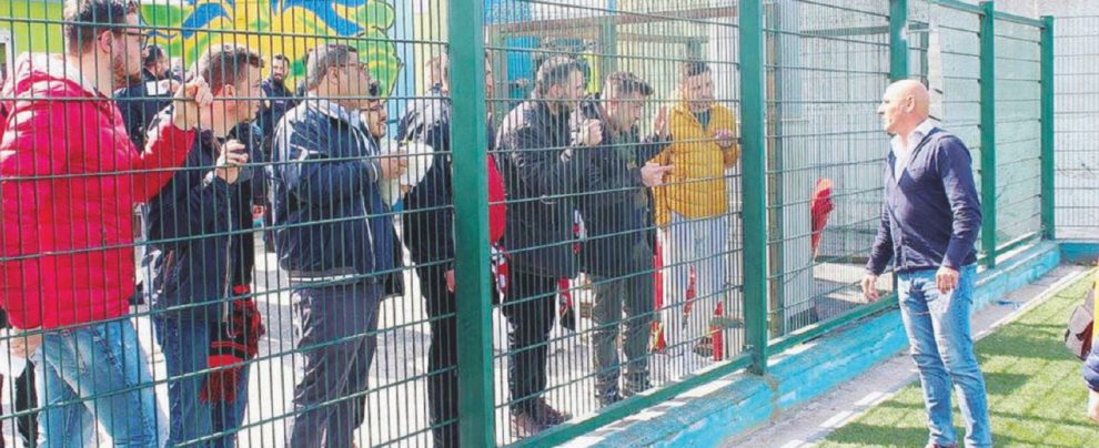 Opera di persuasione - L’ex allenatore del Portici, Ezio Maiuri, mentre saluta i tifosi della Nocerina a inizio partita - M. Fraschetti per Nocerina Live Il fair play di Maiuri: tra brave persone non ci si capisce mai