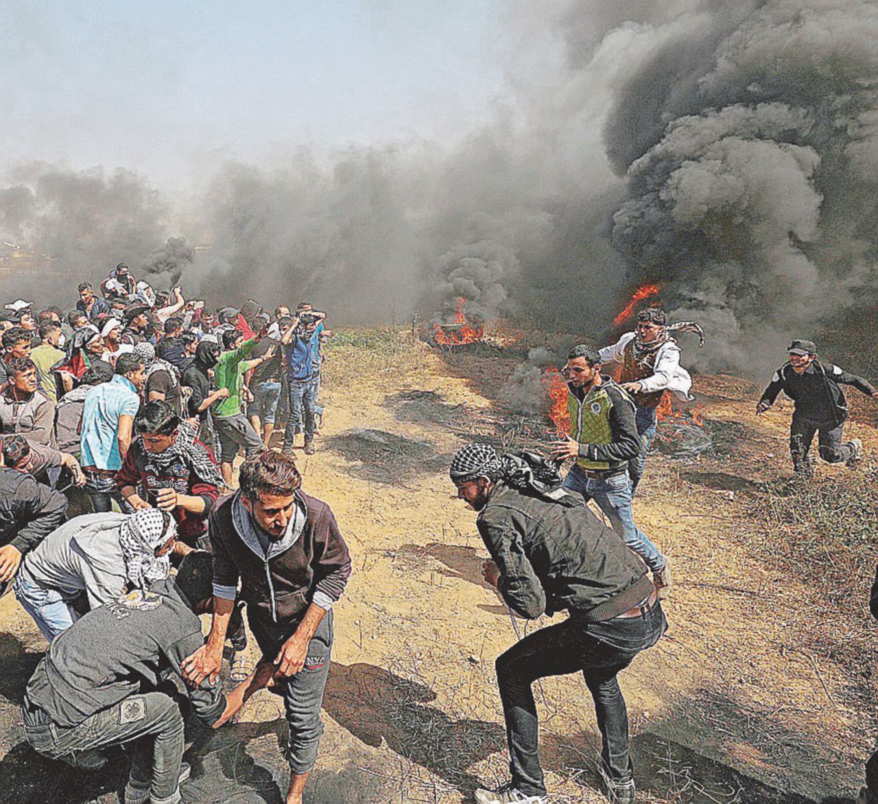 Scenario da Mad Max - La cortina fumogena anti-droni lancia-lacrimogeni israeliani ottenuta bruciando copertoni - Ansa Stessa rabbia, stessi metodi Israele uccide 7 palestinesi
