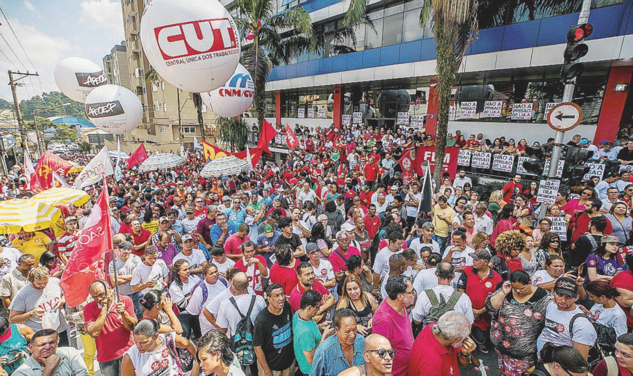 Assedio all’ex presidente “Resisteremo per Lula” Assedio all’ex presidente “Resisteremo per Lula”