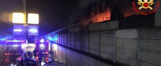 Copertina di Milano, crolla il tetto di un capannone durante l’incendio in una fabbrica di detersivi: muore vigile del fuoco