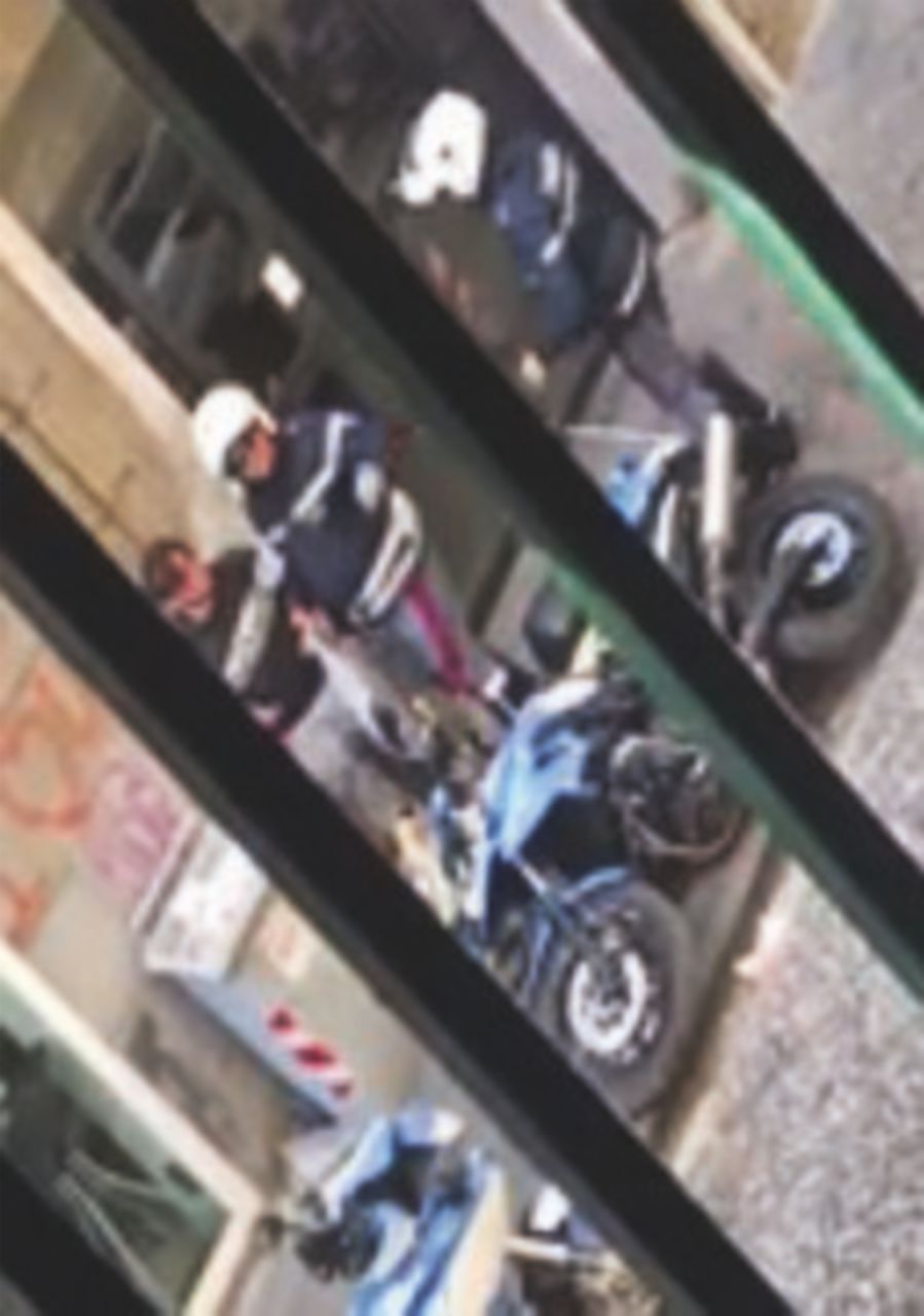 Due agenti picchiano un ragazzo in strada Lui: “Non scappavo” Due agenti picchiano un ragazzo in strada Lui: “Non scappavo”