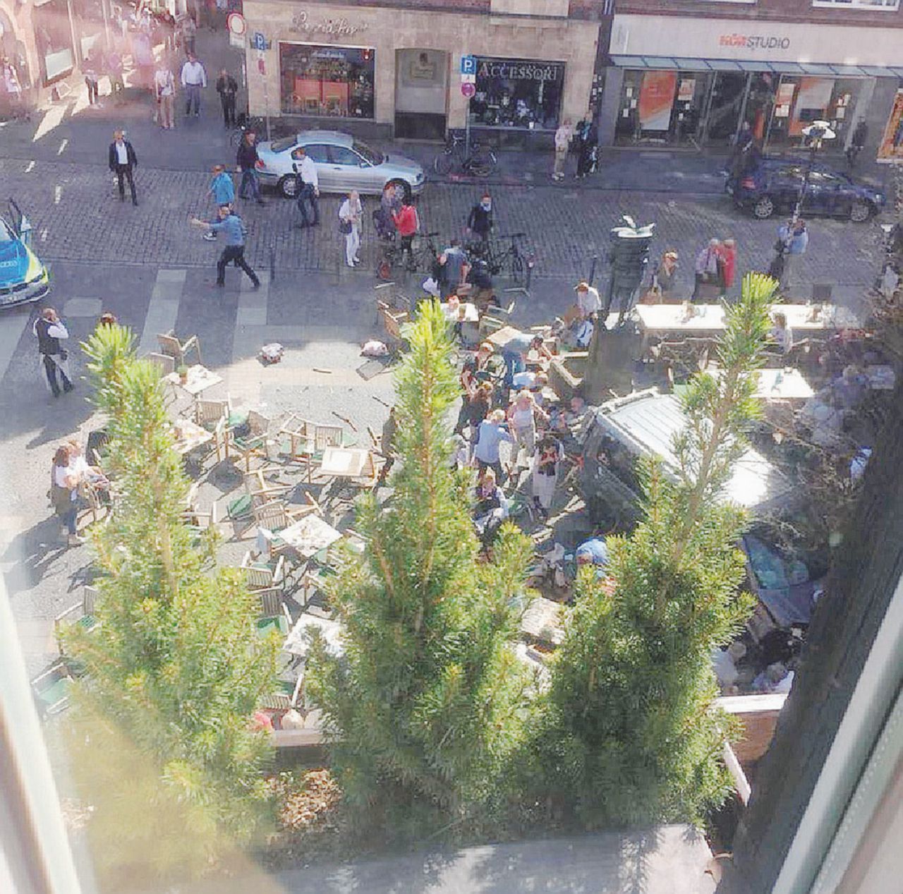 Bar affollati - La strada della città vecchia di Munster dove si è schiantato il furgone - Ansa Torna l’incubo furgone-killer. Ma a uccidere è un tedesco
