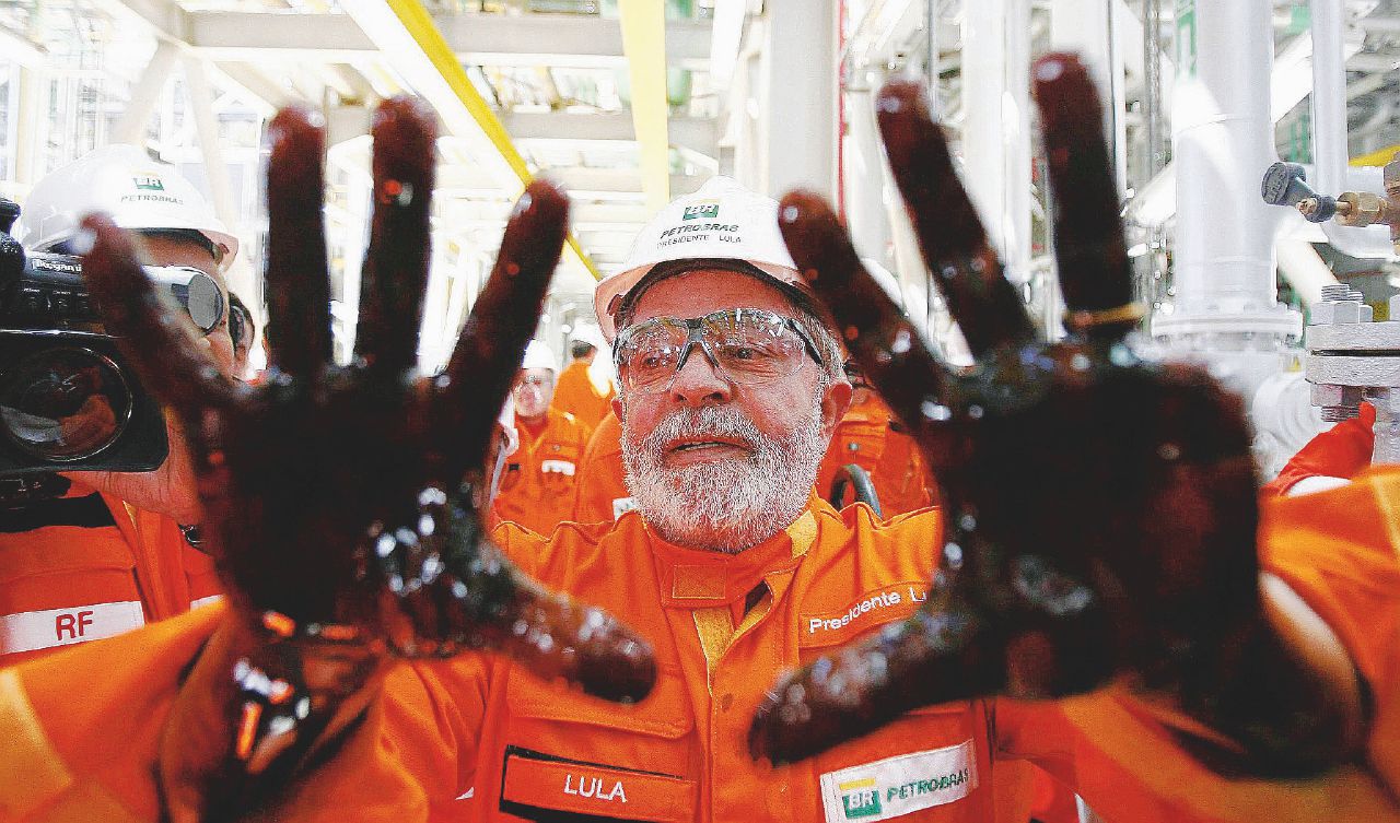 Commozione - Lula inaugura una piattaforma petrolifera della Petrobras nel 2010 e ieri, dopo il discorso con accanto la Rousseff. - Ansa Lula balla l’ultimo samba “Uscirò più forte e innocente