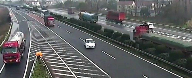 Copertina di Pazzia al volante: sbaglia l’uscita e tenta una manovra spericolata. Ecco come una sola auto riesce a scatenare il caos