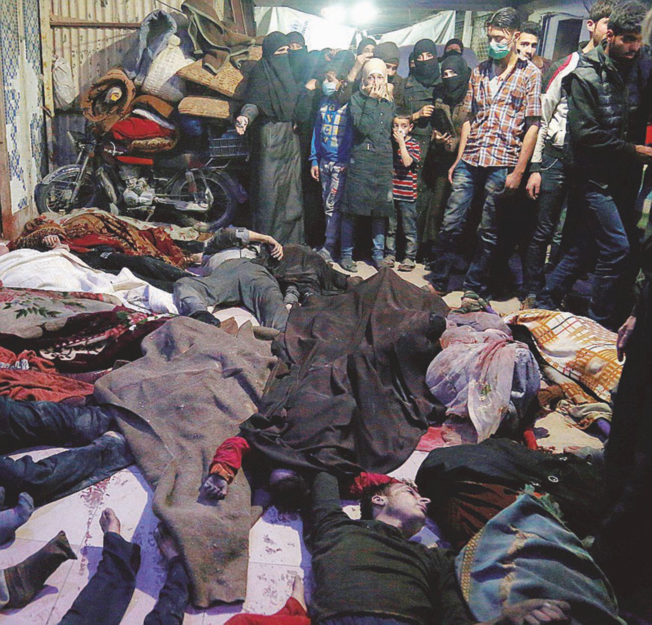 Il ritorno dell’orrore - Vittime dell’attacco chimico a Douma - Ansa Il gas di Assad fa strage Trump fa la voce grossa
