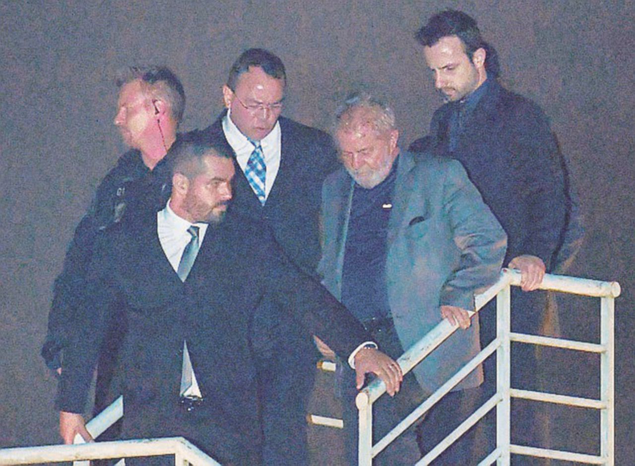 Lula in cella di “buon umore”, fuori è il caos Lula in cella di “buon umore”, fuori è il caos