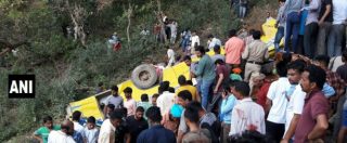 Copertina di India, autobus precipita in un burrone: morti 27 bambini, l’autista e due maestre