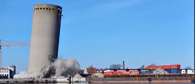 Copertina di La demolizione del silo in cemento è un flop. La struttura cade sul lato sbagliato: il risultato è disastroso