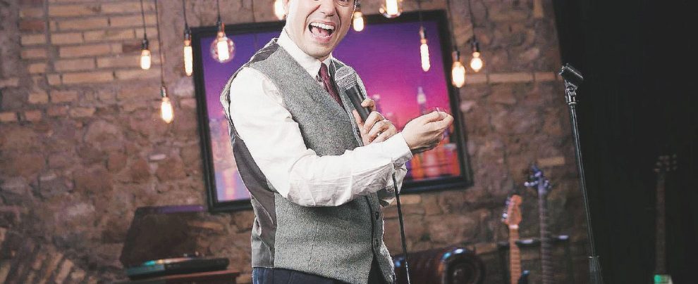 Stand up comedy - Saverio Raimondo ha scritto anche per “Il Misfatto”, l’inserto satirico del “Fatto Quotidiano” dal 2011 fino alla chiusura nel 2013 “Il metal detector suona e ti vedi a Guantanamo”