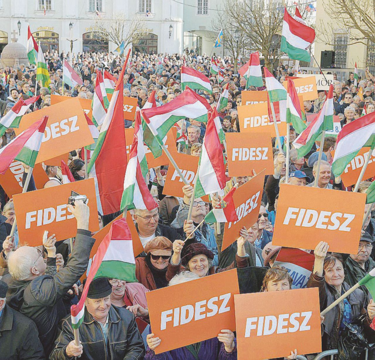 Tutti con il capo - Sostenitori di Fidesz in piazza a Budapest - Ansa “Orbán senza avversari, gli piace vincere facile”