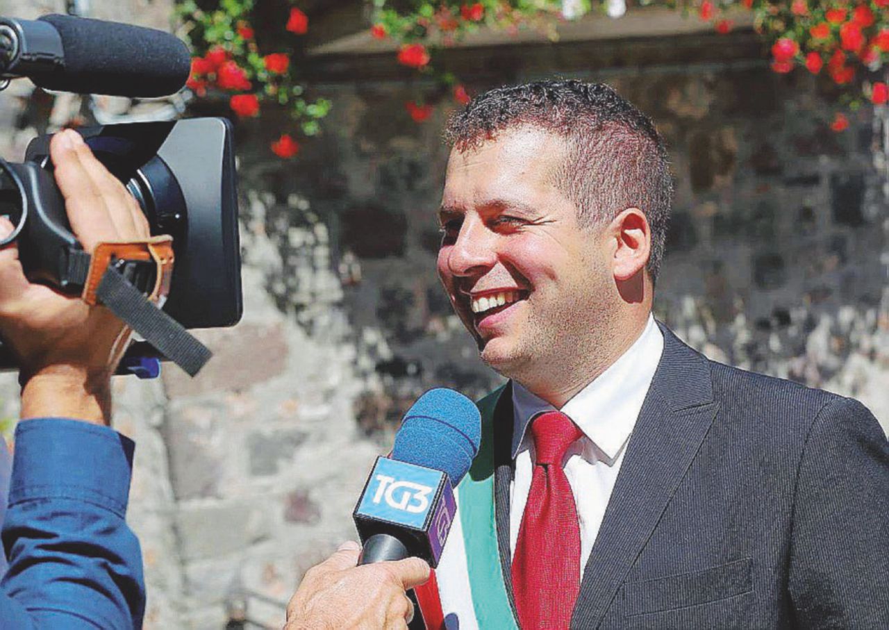 Giovane renzianissimo - Francesco Fabbrizzi, sindaco di Radicofani, il paese del brigante Ghino di Tacco “Renzi è la nostra luce. Il M5S ci tenta? Il nome del premier lo facciamo noi”