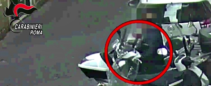 Copertina di Meno di 30 secondi per rubare uno scooter nel centro di Roma: ecco come agiva la “banda delle moto”. Sei arrestati