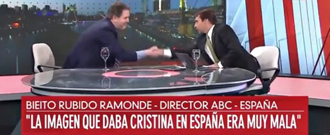 Copertina di Si alza per stringere la mano al conduttore, ma la sedia lo tradisce. La figuraccia in diretta tv
