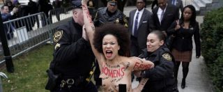 Copertina di Bill Cosby, la protesta Femen davanti al tribunale. Attivista in topless fermata dalla polizia