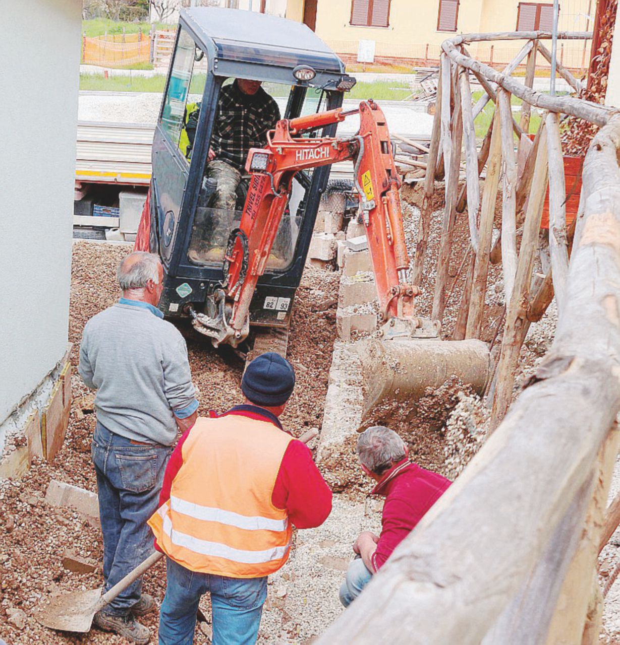 I lavori - La riparazione di una “casetta” a Pieve Torina - LaPresse Marche, torna il terremoto. Danni anche alle “casette”