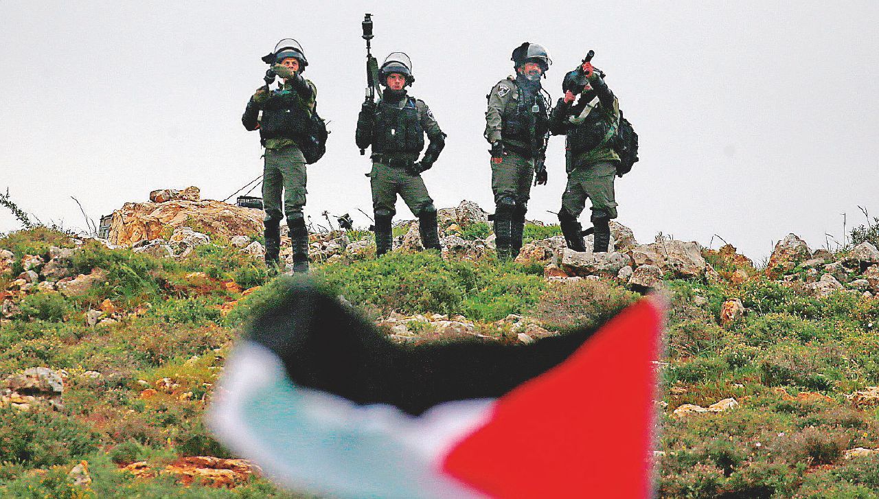 West Bank - Militari israeliani controllano a vista manifestanti palestinesi a Qusra, in Cisgiordania - Ansa One shot, one kill: Israele e il filmato del disonore