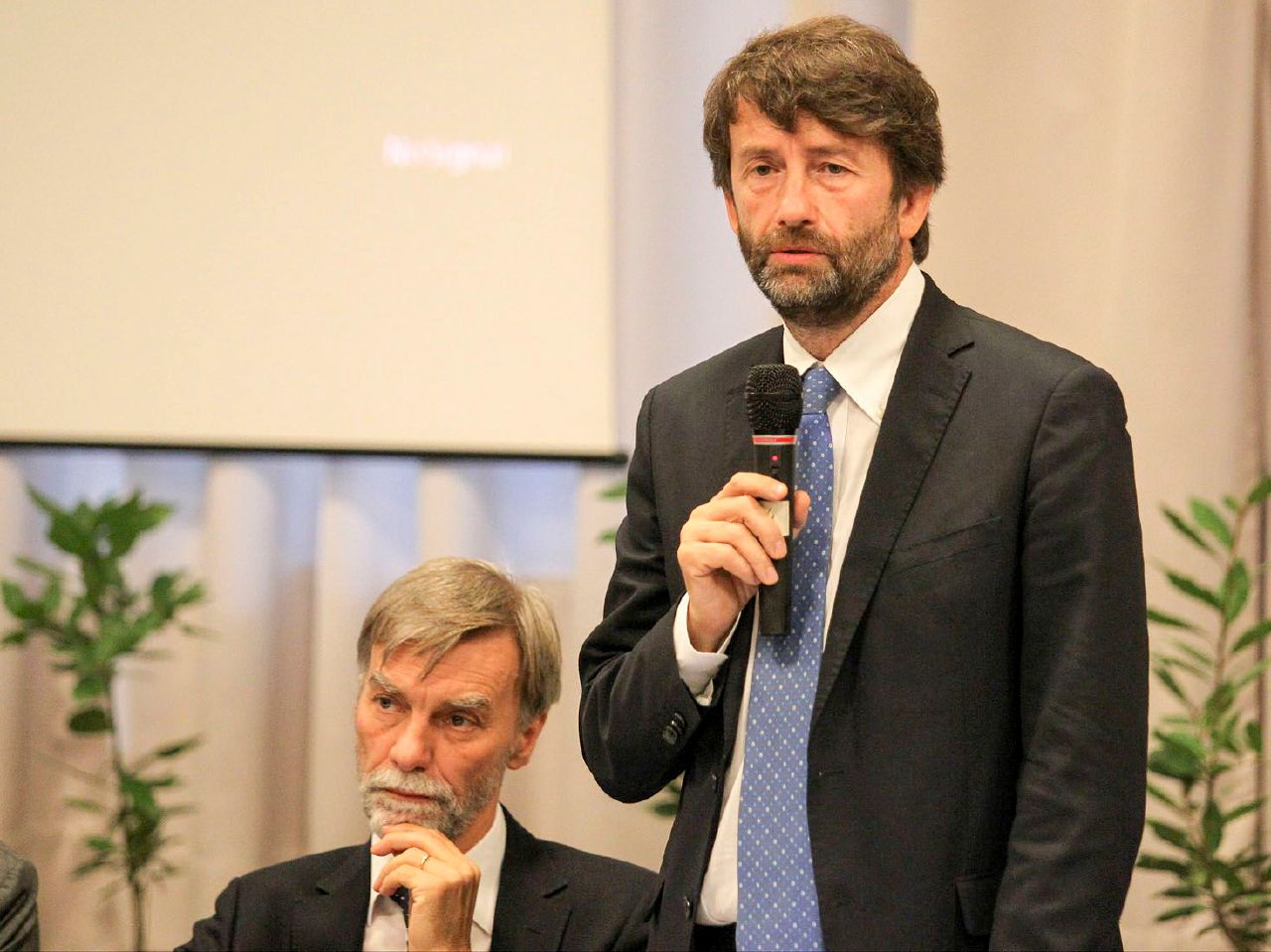 Partito diviso - Graziano Delrio e Dario Franceschini - La Presse Franceschini “vede” un esecutivo ampio, ma il Pd resta fermo