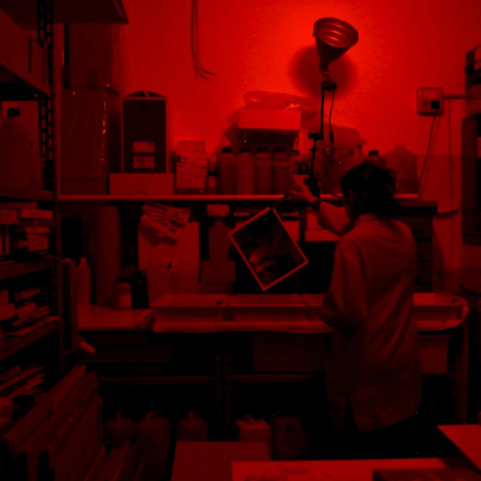 Copertina di “La fotografia può cambiare la vita?”. In un doc l’incredibile storia di Mauro e Valentina e della loro agenzia Luce