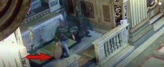 Copertina di Roma, ladro restauratore immortalato mentre ruba dipinto in chiesa. Il sacro cuore di Gesù recuperato dai carabinieri
