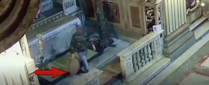 Copertina di Roma, ladro restauratore immortalato mentre ruba dipinto in chiesa. Il sacro cuore di Gesù recuperato dai carabinieri