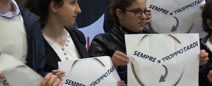 Copertina di Trenord, protesta dei pendolari: “Ogni giorno un calvario. E dopo la tragedia di Pioltello la situazione è peggiorata”