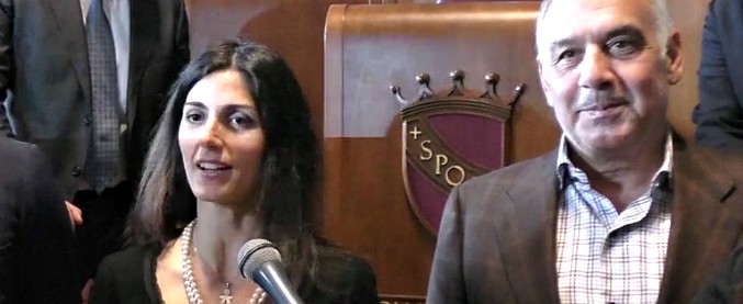 Copertina di Roma-Barcellona, multa di 450 euro a Pallotta per il tuffo nella fontana. E lui dona altri 230mila: “Mi scuso, troppo entusiasmo”