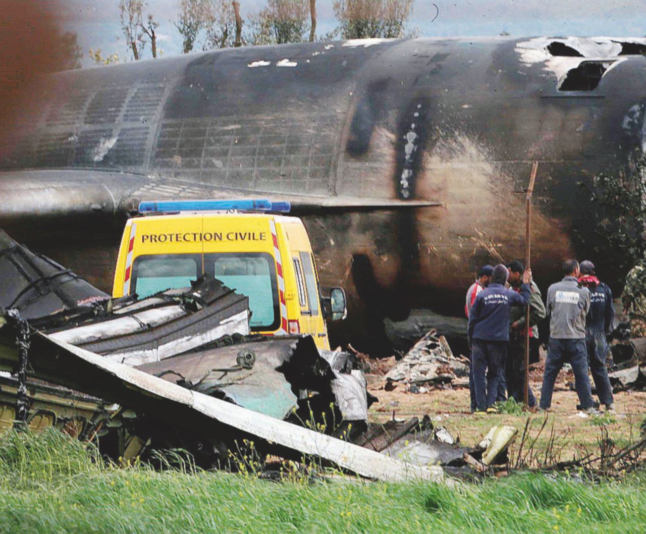 In fiamme - I resti dell’aereo militare Ilyushin Il-76 caduto ieri poco dopo il decollo - Ansa Un botto disintegra il Fronte Polisario. Precipita un aereo militare: 257 morti