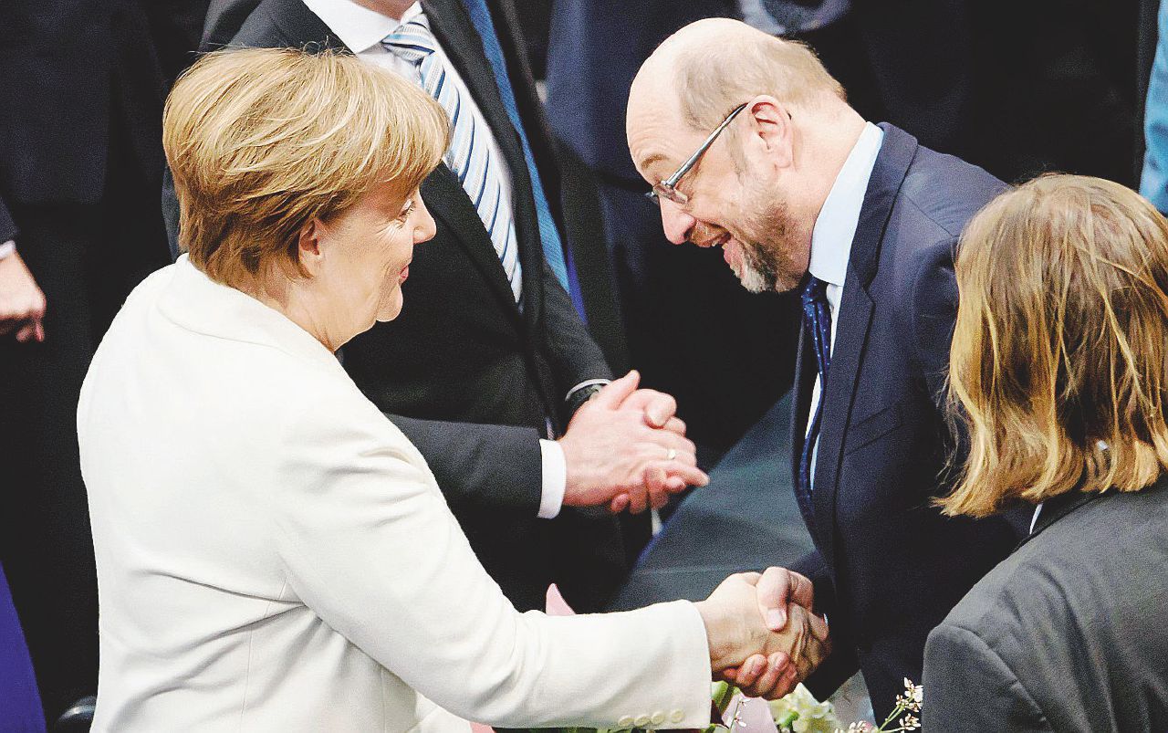 Grosse Koalition - La cancelliera Angela Merkel e l’ex segretario dell’Spd Martin Schultz - Ansa Modello tedesco: il contratto decide perfino i dettagli
