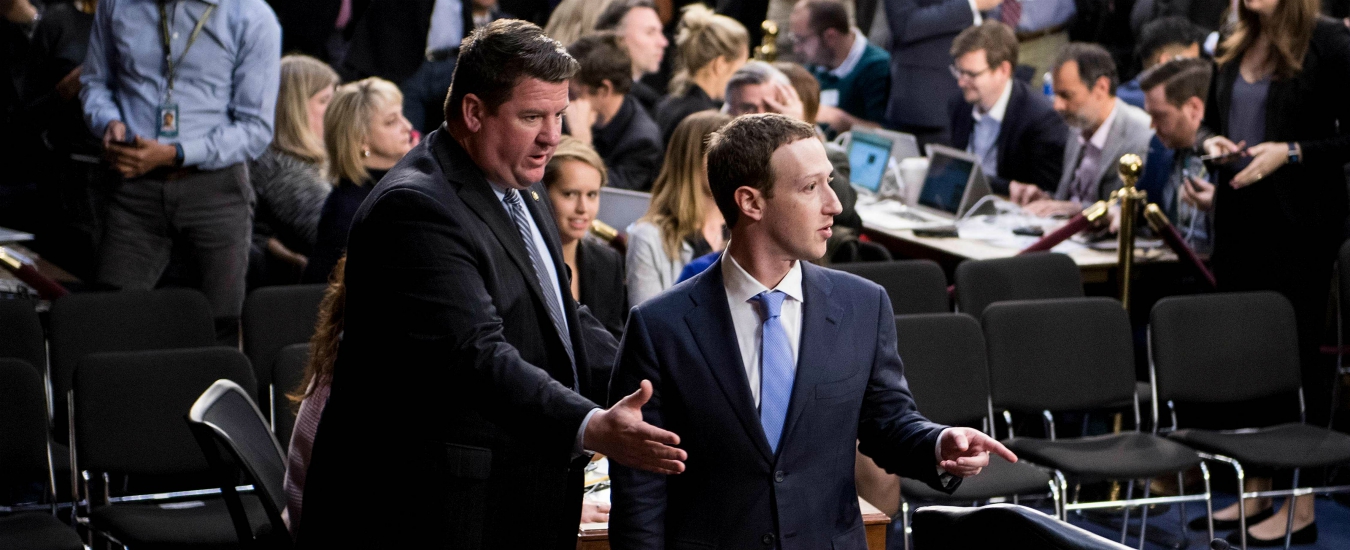 Copertina di Cambridge Analytica, vestito blu e messaggio agli utenti: la tattica di Zuckerberg per difendere Facebook