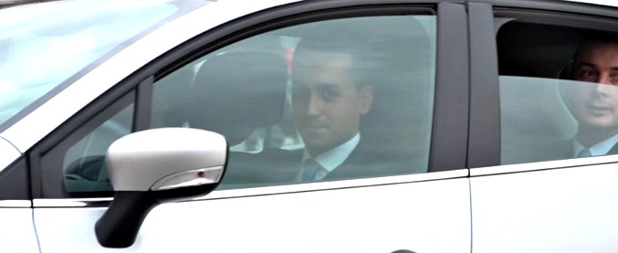 Copertina di Consultazioni bis, Di Maio cambia stile e sceglie l’auto: al Colle al volante della sua utilitaria