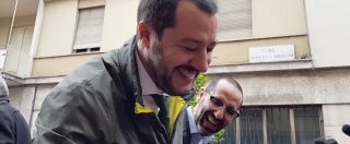 Copertina di Salvini imbarazzato davanti alle avances delle sostenitrici. La fan: “Nun me sposto, te devo toccà”