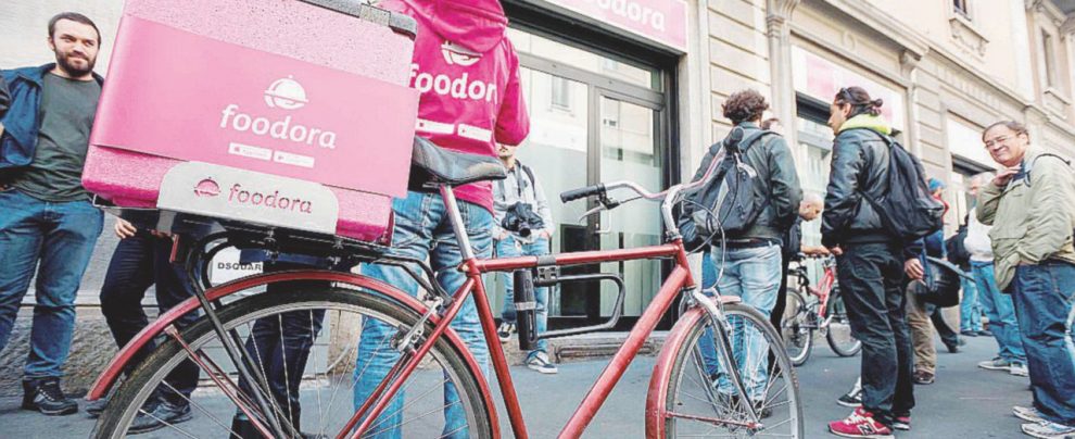 Presidio a sostegno dei lavoratori davanti alla sede Foodora di Milano - LaPresse “Rider di tutta Italia uniamoci”. A Bologna la prima assemblea