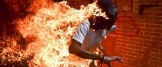 Copertina di World Press Photo, gli scatti che hanno segnato il 2018: premiata l’immagine del ragazzo venezuelano in fiamme