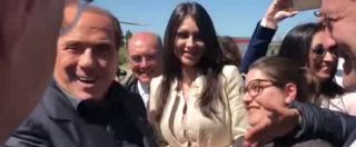 Copertina di Berlusconi show in Molise, alla ragazza che gli stringe la mano: “Se fai così non trovi marito”. Poi consiglia a tutti un volo in elicottero
