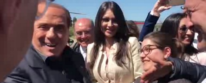 Copertina di Berlusconi show in Molise, alla ragazza che gli stringe la mano: “Se fai così non trovi marito”. Poi consiglia a tutti un volo in elicottero