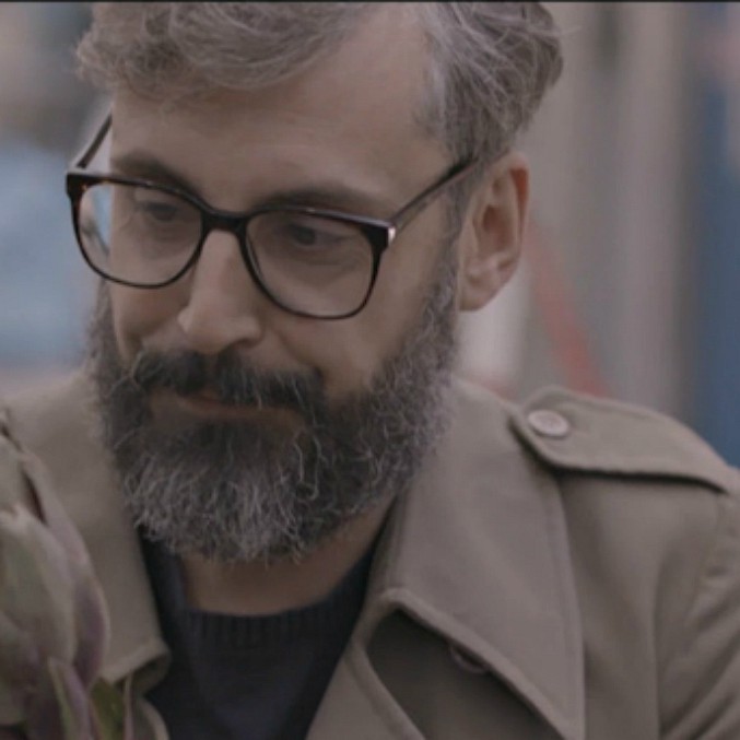Copertina di Brunori Sa, il cantautore intervista Neri Marcorè: “Migranti capro espiatorio a cui dare la colpa per i nostri fallimenti”