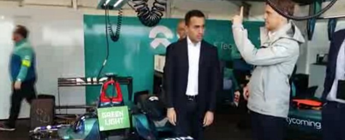 Copertina di Formula E, ai box arriva Di Maio: “Mi pare che stia andando tutto bene, io arrivato con la macchina”