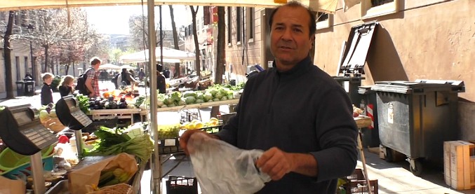 Copertina di Roma, nei mercati rionali tra serrande abbassate e banchi vuoti. L’onlus Terra!: “Mancano i bandi, rischio estinzione”