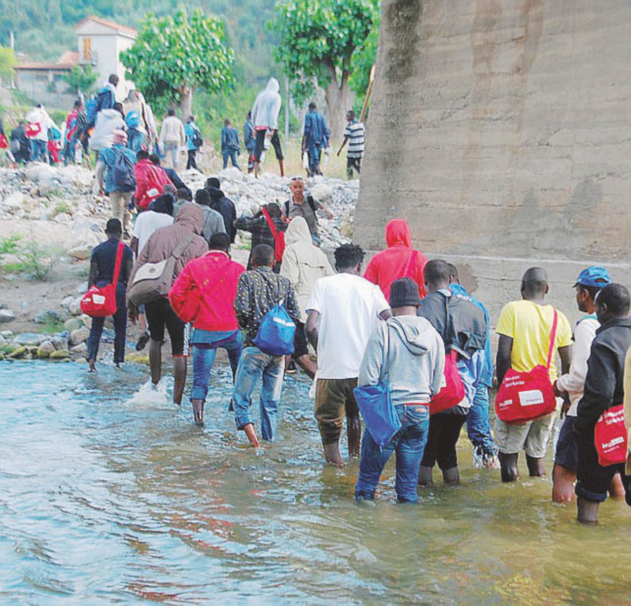 Frontiera porosa - Gruppo di migranti lungo il fiume Roja che segna la frontiera a Ventimiglia - Ansa “Falsificano le date per respingere i minori”