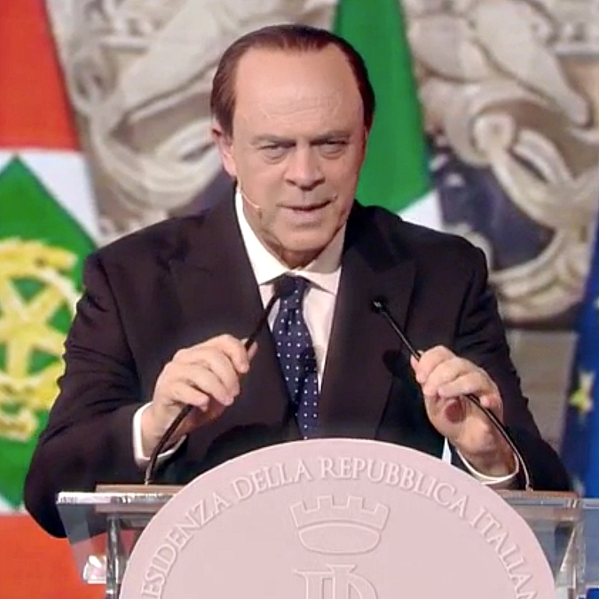 Copertina di Crozza è Berlusconi, esausto di Salvini: “Stargli dietro come un vecchio rimbambito, come una Meloni qualunque…”