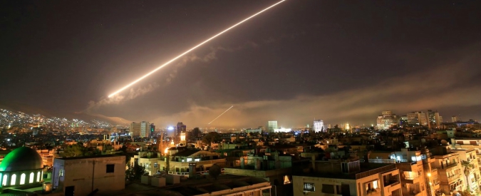 Siria, gli obiettivi dei raid occidentali. Le due versioni di Washington e Mosca: “Laboratori di armi”. “No, basi aeree”