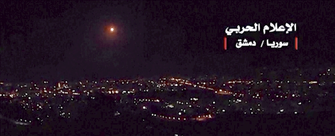 Copertina di Siria, la contraerea di Damasco in azione. Nei video diffusi dal governo anche i resti di un missile abbattuto