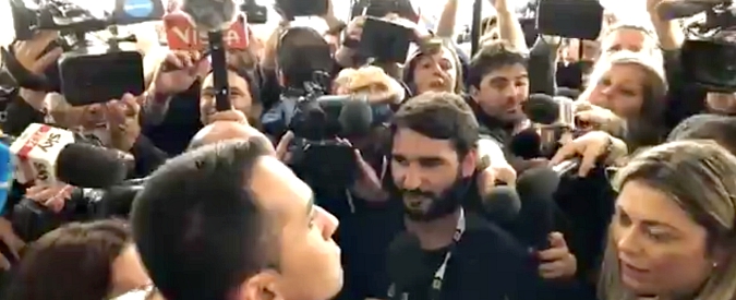 Copertina di Di Maio a Vinitaly nella ressa di telecamere, il fotografo se la prende: “Questi delle televisioni sono dei maiali”. E il leader M5s non ci sta