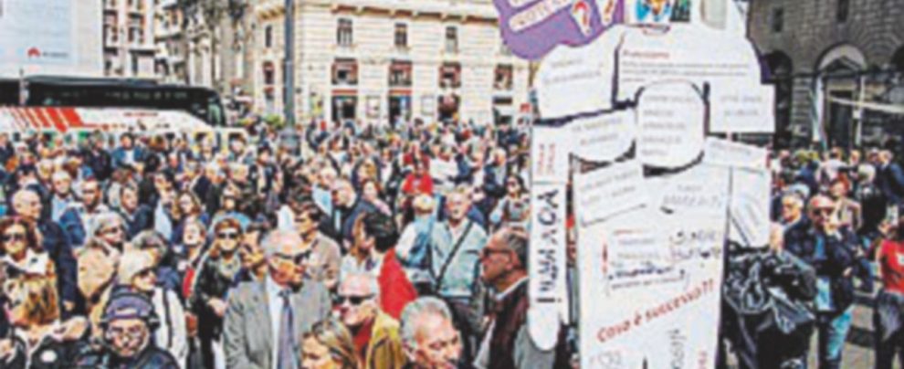 Folla per De Magistris: “È usura di Stato”. Pd al contro-corteo ma fugge, c’è CasaPound Folla per De Magistris: “È usura di Stato”. Pd al contro-corteo ma fugge, c’è CasaPound