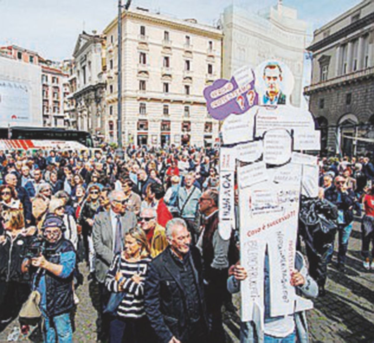 Copertina di Folla per De Magistris: “È usura di Stato”. Pd al contro-corteo ma fugge, c’è CasaPound