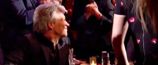 Copertina di Bon Jovi nella R&Roll Hall of Fame, formazione originale sul palco. E Howard Stern ci infila la battuta sul pene di Sambora