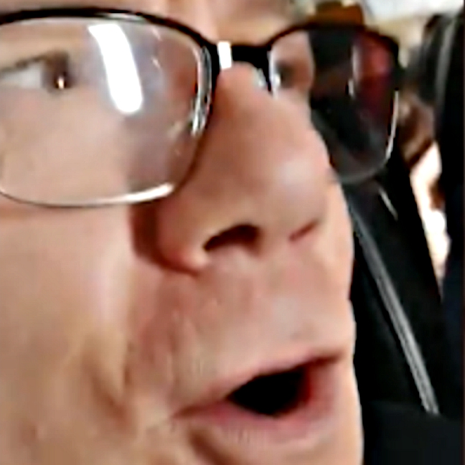 Copertina di Carlo Verdone e la turbolenza in aereo. Gira video e commenta il messaggio del pilota: “La chiama leggera!”