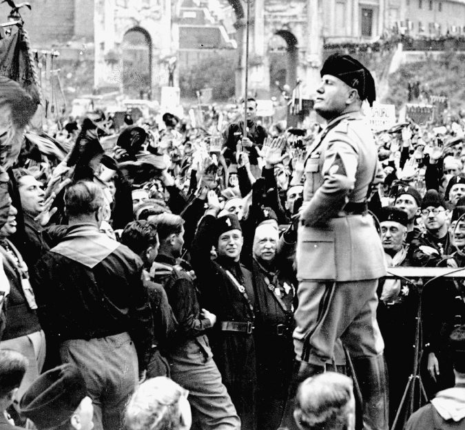 Mussolini, che fifa il raffreddore: ma da “eroe” odiava gli ombrelli Mussolini, che fifa il raffreddore: ma da “eroe” odiava gli ombrelli