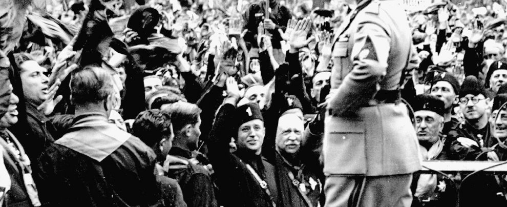 Mussolini, che fifa il raffreddore: ma da “eroe” odiava gli ombrelli Mussolini, che fifa il raffreddore: ma da “eroe” odiava gli ombrelli